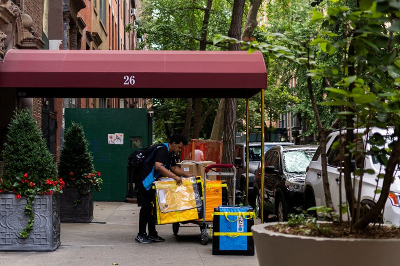 © Reuters. A delivery worker holds a plastic box in New York City, U.S., June 23, 2024. REUTERS/Jeenah Moon/File Photo