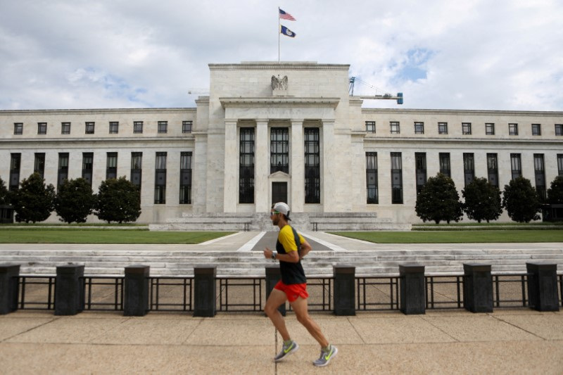 © Reuters. ARCHIVE PHOTO: A jogger runs past the Federal Reserve Building in Washington, DC, U.S., August 22, 2018. REUTERS/Chris Wattie/File photo