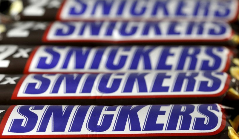 © Reuters. FILE PHOTO: Snickers bars are seen in this picture illustration taken February 23, 2016. REUTERS/Dado Ruvic/Illustration/File Photo