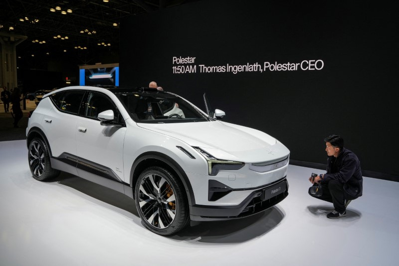 &copy; Reuters. A guest looks at the Polestar 3 SUV during the New York International Auto Show Press Preview, in Manhattan, New York City, U.S., March 27, 2024. REUTERS/David Dee Delgado/File Photo