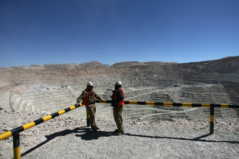 © Reuters. Workers of BHP Billiton's Escondida, the world's biggest copper mine, are seen in front of the open pit, in Antofagasta, northern Chile March 31, 2008. REUTERS/Ivan Alvarado/File Photo