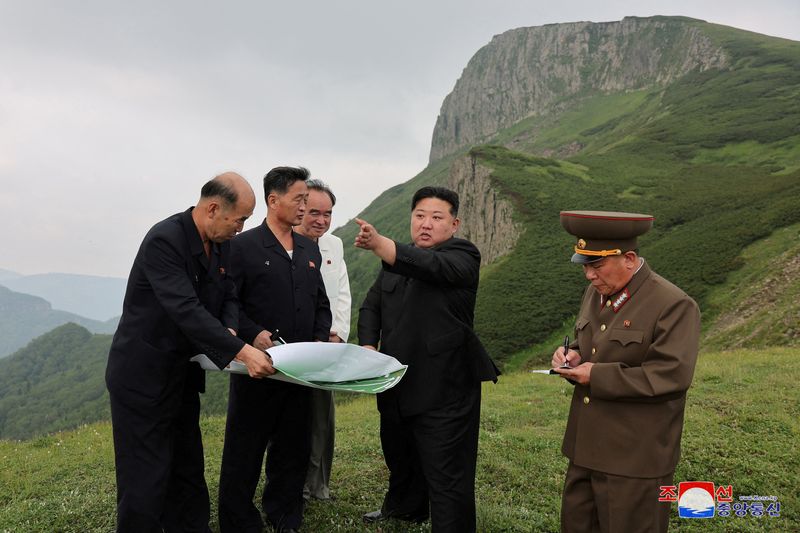 &copy; Reuters. Líder da Coreia do Norte, Kim Jong Un, dá instruções para construção da cidade de Samjiyonn14/07/2024 KCNA via REUTERS