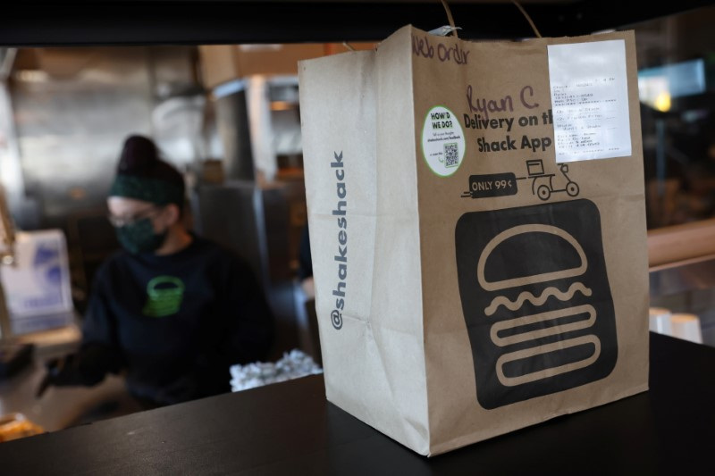 &copy; Reuters. An order is seen at the Shake Shack at the Woodbury Common Premium Outlets in Central Valley, New York, U.S., February 15, 2022. REUTERS/Andrew Kelly/File Photo