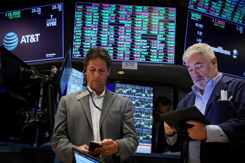 © Reuters. Traders work on the floor at the New York Stock Exchange (NYSE) in New York City, U.S., August 8, 2024.  REUTERS/Brendan McDermid/File Photo