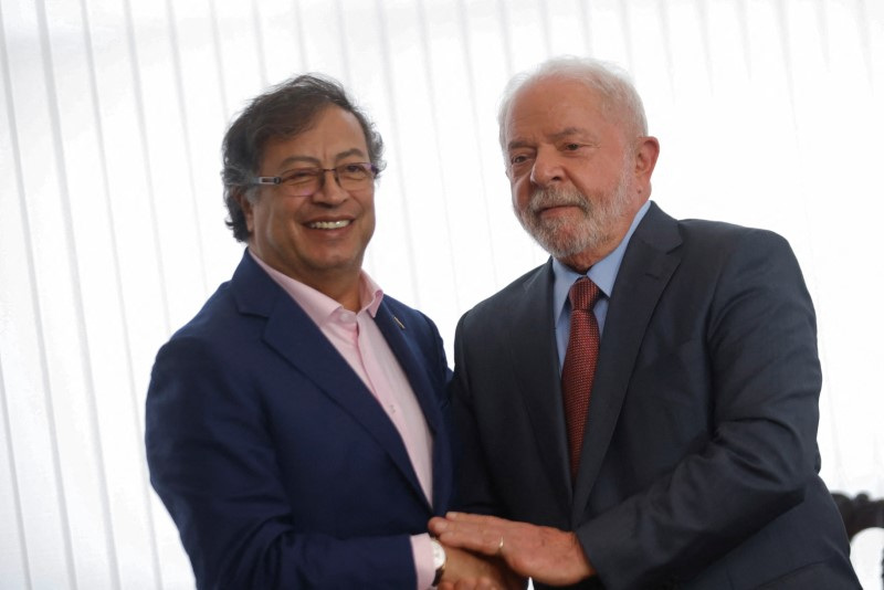 © Reuters. FILE PHOTO: Brazil's President Luiz Inacio Lula da Silva holds hands with Colombian President Gustavo Petro during a bilateral meeting at the Itamaraty Palace in Brasilia, Brazil January 2, 2023. REUTERS/Adriano Machado/File Photo