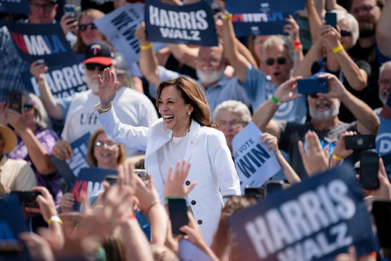 &copy; Reuters. FILE PHOTO: U.S. Vice President and Democratic presidential candidate Kamala Harris waves to the crowd during a campaign event in Eau Claire, Wisconsin, U.S., August 7, 2024.  REUTERS/Erica Dischino/File Photo