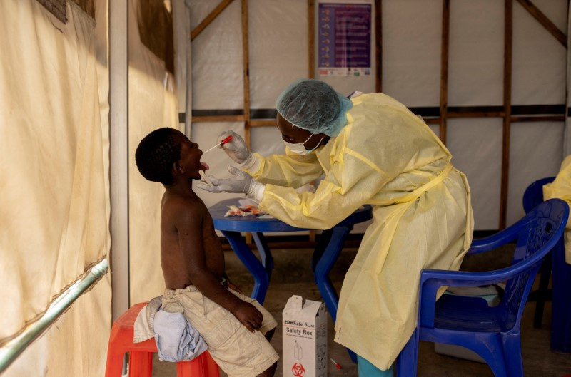 © Reuters. FILE PHOTO: A laboratory nurse takes a sample from a child declared a suspected case Mpox at a treatment centre in Munigi, North Kivu province, Democratic Republic of the Congo July 19, 2024. REUTERS/Arlette Bashizi/File Photo

 