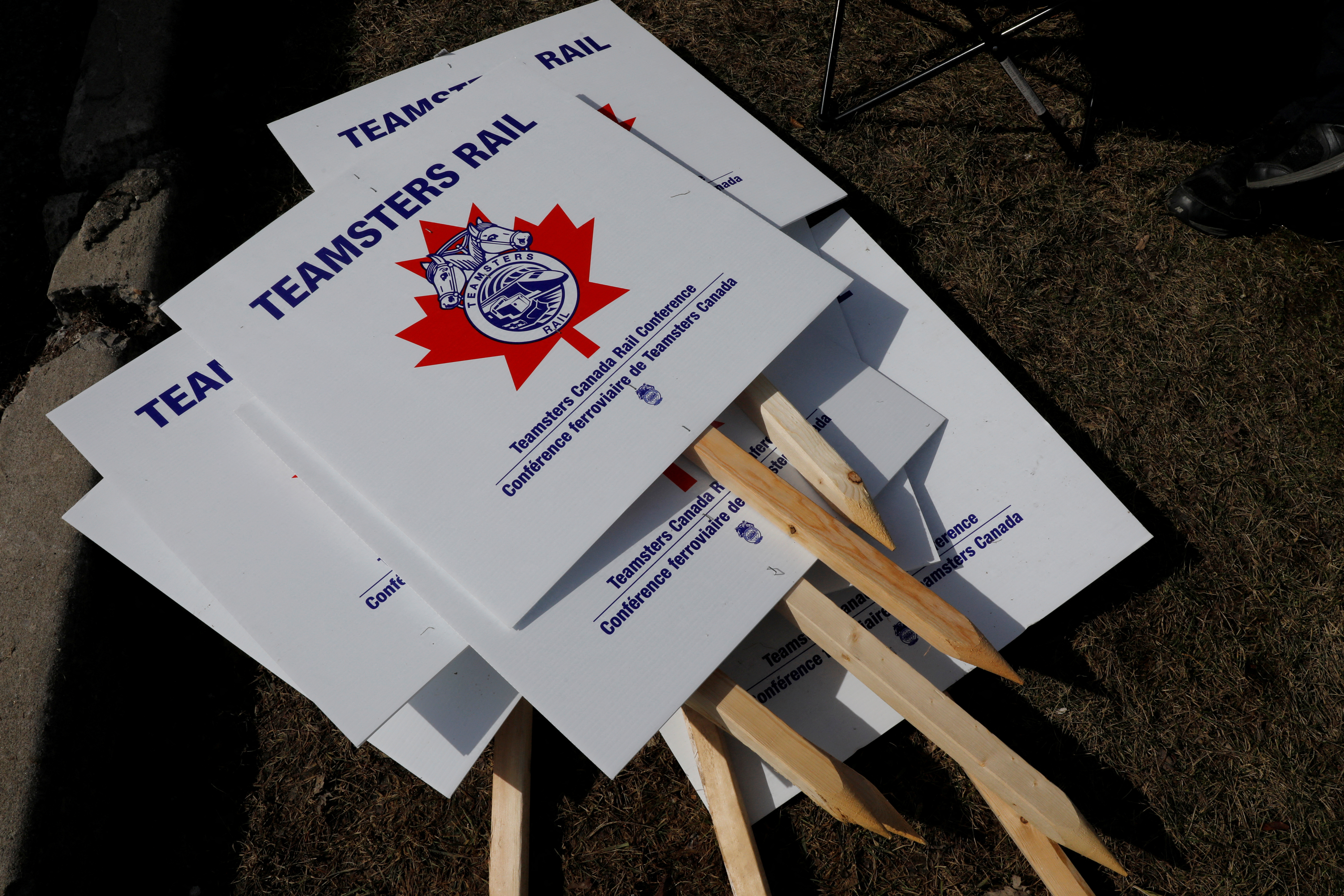 © Reuters. FILE PHOTO: Teamsters union picket signs are stacked outside Canadian Pacific Railway's (CP Rail) Toronto Yard after the company halted operations and locked out employees over a labor dispute, in Scarborough, Ontario, Canada March 20, 2022.  REUTERS/Chris Helgren/File Photo