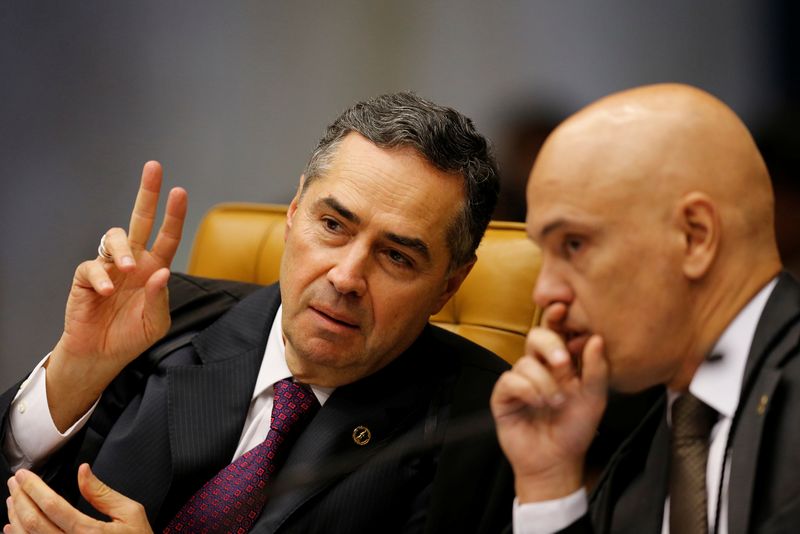 &copy; Reuters. Ministros Luís Roberto Barroso e Alexandre de Moraes durante sessão do STF em Brasílian04/04/2018 REUTERS/Adriano Machado