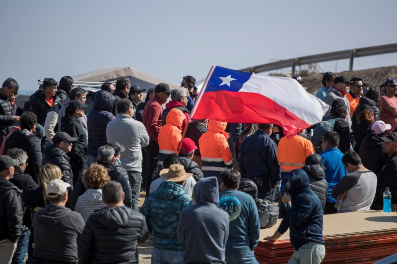 © Reuters. Workers on strike from BHP's Escondida copper mine, gather as they prepare to camp outside 'Coloso' port owned by the copper company, in Antofagasta, Chile August 14, 2024. REUTERS/Cristian Rudolffi