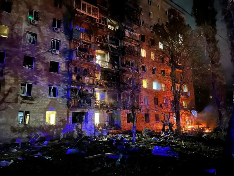 &copy; Reuters. Prédio de apartamentos atingido por destroços de míssil ucraniano, em Kursk, segundo autoridades locaisn11/08/2024nPrefeito de Kursk via Telegram/Divulgação via REUTERS