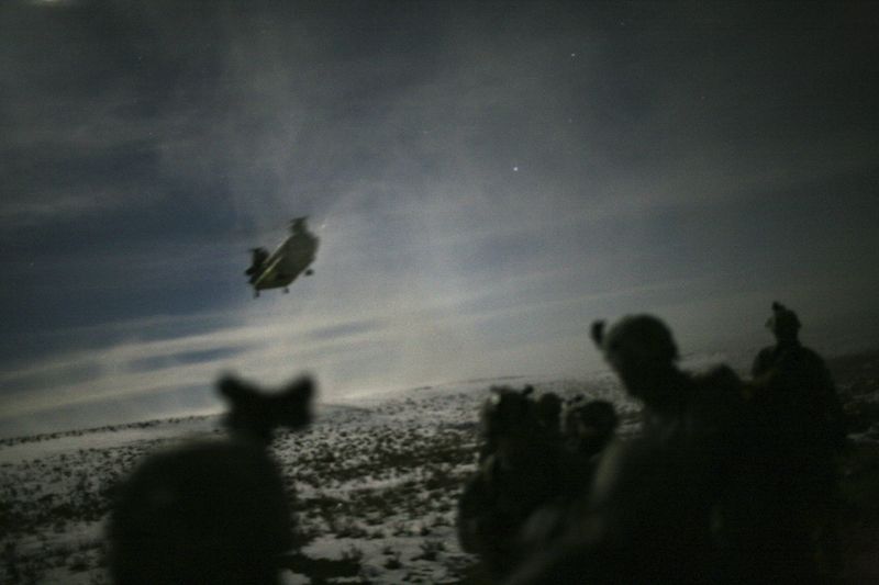 © Reuters. FILE PHOTO: A Chinook helicopter lands to pick up U.S. soldiers following a night raid in Yahya Khel, Paktika province February 21, 2011. REUTERS/Matt Robinson/File Photo