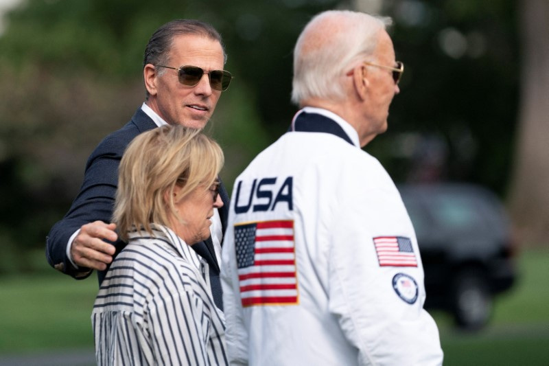 &copy; Reuters. Hunter Biden ao lado do pai, o presidente Joe Biden, em jardim da Casa Brancan26/07/2024nREUTERS/Nathan Howard