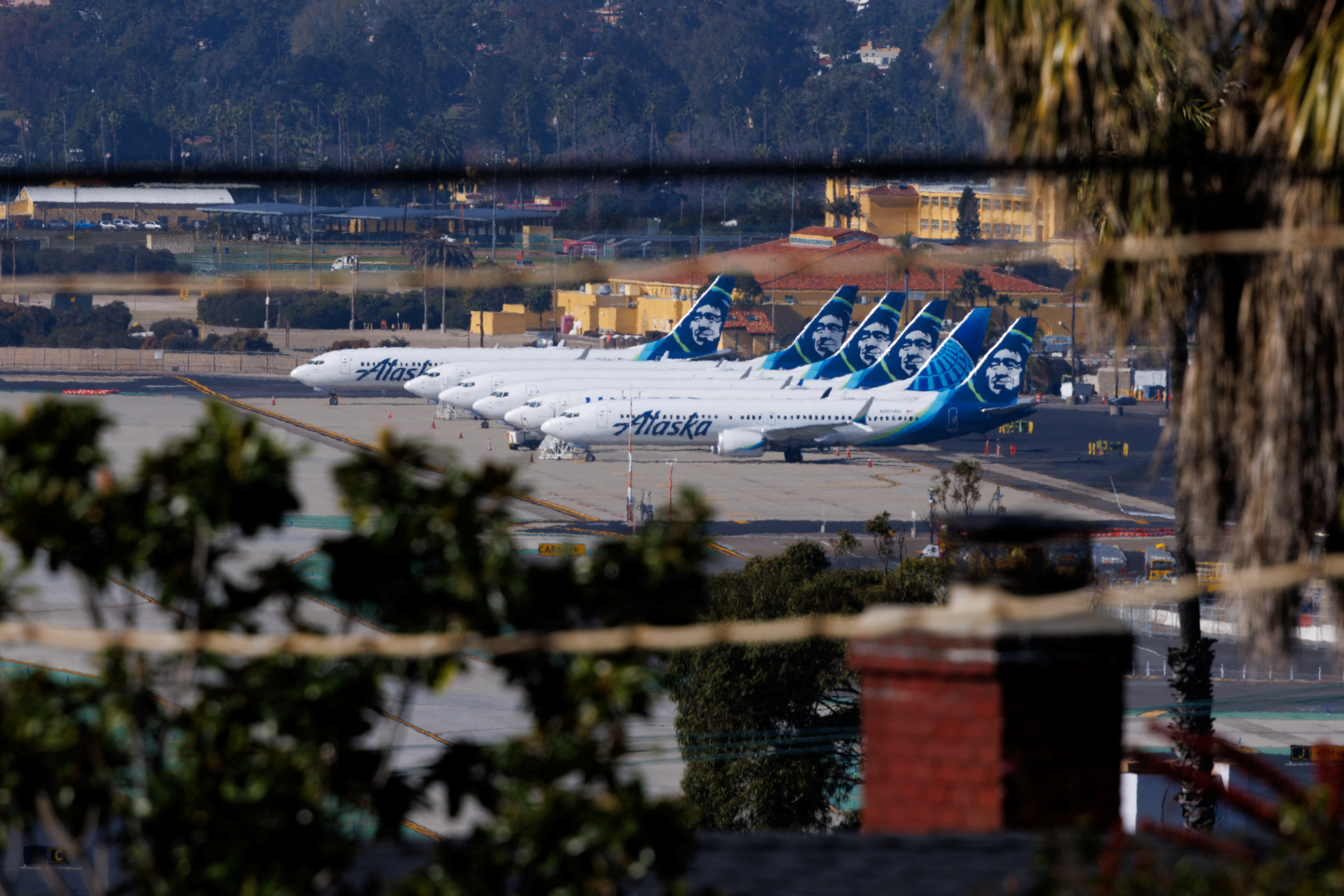 &copy; Reuters. FILE PHOTO: Alaska Airlines commercial airplanes are shown parked off to the side of the airport in San Diego, California, U.S. January 18, 2024, as the the National Transportation Safety Board continues its investigation of the Boeing 737 MAX 9 aircraf