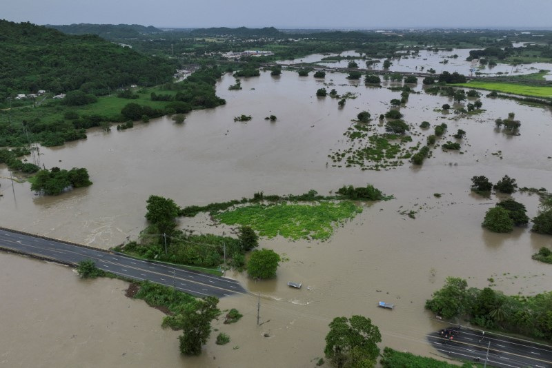 &copy; Reuters. Área alagada em Toa Baja, Porto Rico, após passagem do Erneston14/08/2024nREUTERS/Ricardo Arduengo