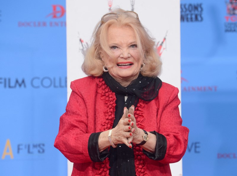 © Reuters. FILE PHOTO: Gena Rowlands poses for photographers at a ceremony where the actress places hand and footprints in the forecourt of the TCL Chinese Theatre in Los Angeles December 5, 2014. REUTERS/Phil McCarten/File Photo