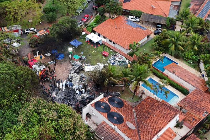 &copy; Reuters. Peritos trabalham no local da queda de avião em Vinhedo (SP)n10/08/2024nREUTERS/Carla Carniel