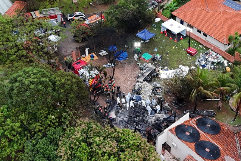 © Reuters. A drone view shows people working at the site of a plane crash in Vinhedo, Sao Paulo, Brazil, August 10, 2024. REUTERS/Carla Carniel/File photo