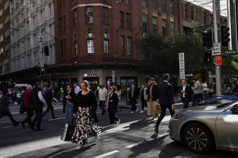 &copy; Reuters. People cross the street in the Sydney Central Business District, in Sydney, Australia, May 14, 2024. REUTERS/Jaimi Joy