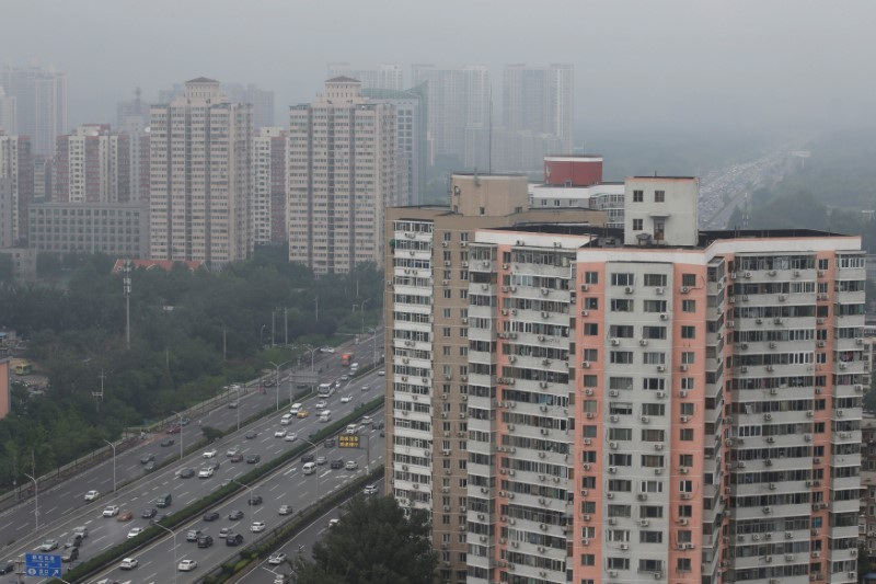 © Reuters. FILE PHOTO: Residential buildings are seen along the Fourth Ring Road in Beijing, China, July 16, 2018. REUTERS/Jason Lee/File Photo