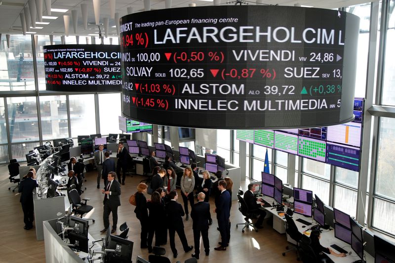 © Reuters. FILE PHOTO: Universal stock market operator Euronext's analysts work in the market services surveillance center at Euronext's headquarters in the La Defense financial and business district in Courbevoie, near Paris, France November 21, 2019. REUTERS/Charles Platiau/File Photo