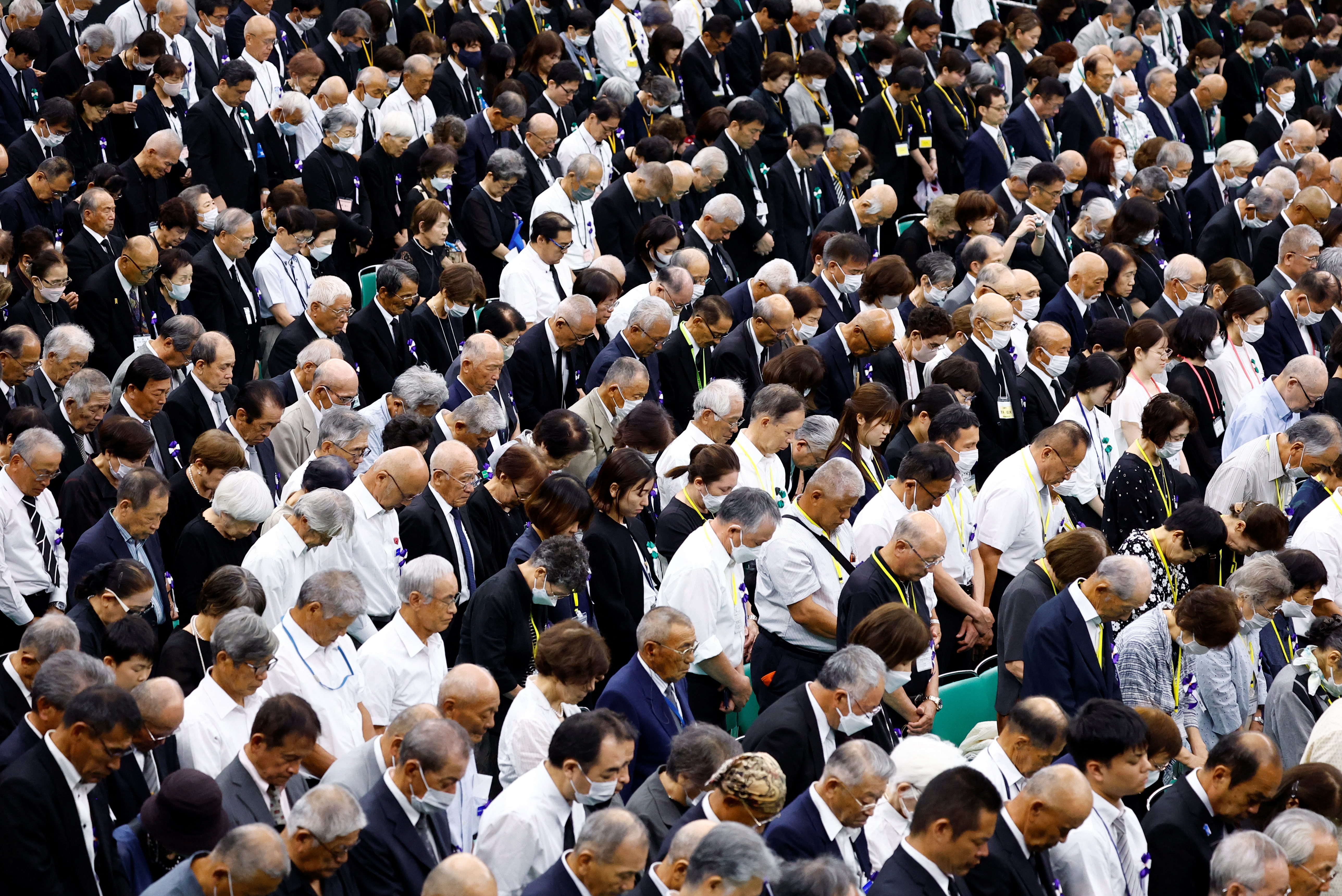 © Reuters. People stay silent as they attend a memorial service ceremony marking the 79th anniversary of Japan's surrender in World War Two, at Budokan Hall in Tokyo, Japan August 15, 2024. REUTERS/Kim Kyung-Hoon