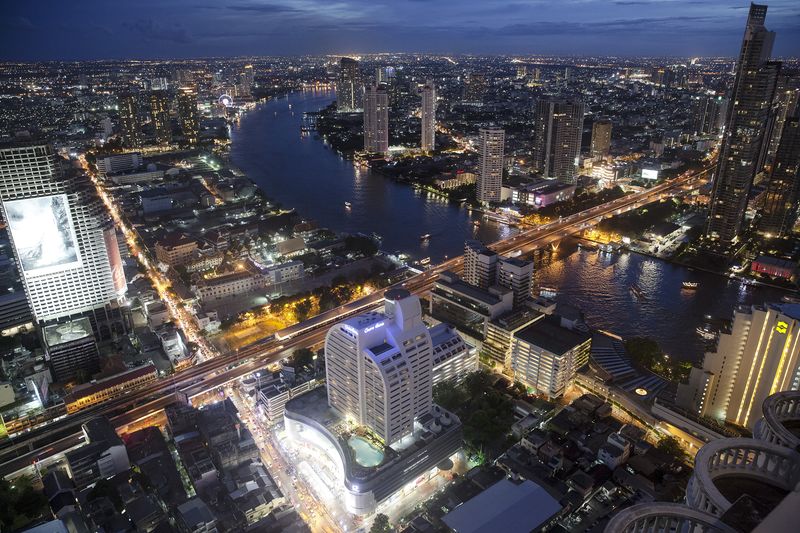 © Reuters. FILE PHOTO: Chao Praya river and central Bangkok are seen from a popular rooftop bar May 20, 2015.   REUTERS/Damir Sagolj/File Photo