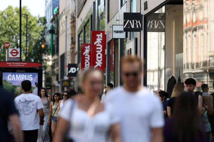 © Reuters. Shoppers walk on Oxford Street in London, Britain, July 30, 2024. REUTERS/Hollie Adams/file photo