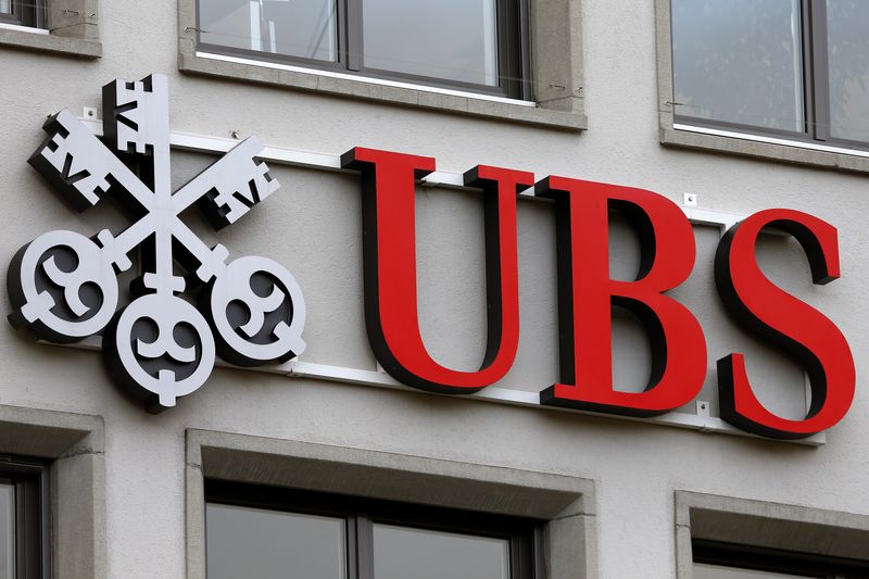 © Reuters. FILE PHOTO: The company logo is seen at a branch of Swiss bank UBS in Zurich, Switzerland February 2, 2016. REUTERS/Arnd Wiegmann/File Photo