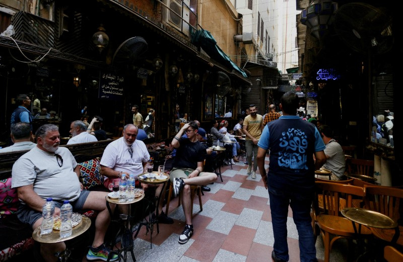 © Reuters. FILE PHOTO: Egyptians and tourists sit at the El Fishawy Cafe, in a popular tourist area of the al-Hussein and Al-Azhar districts, in the capital city of Cairo, Egypt, July 10, 2023. REUTERS/Amr Abdallah Dalsh