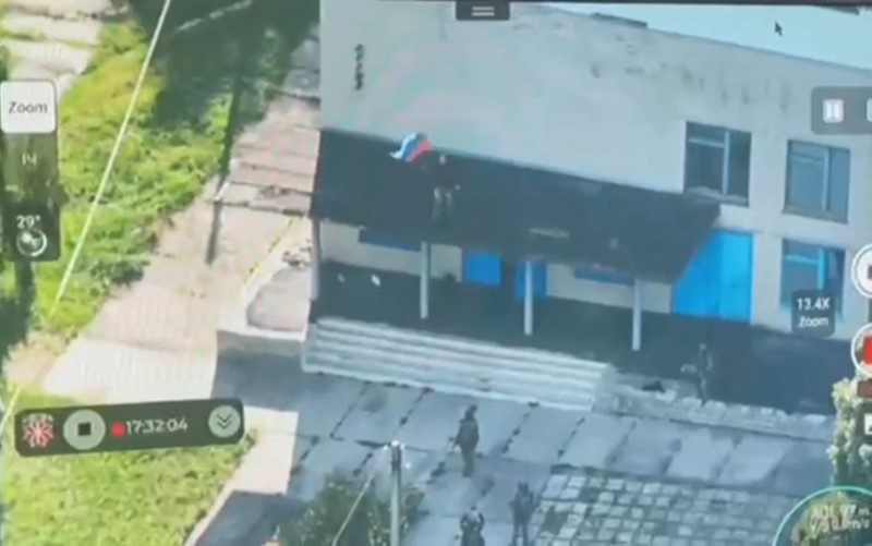 &copy; Reuters. Armed personnel pull down a Russian national flag hoisted on a building, following an incursion of Ukrainian troops in the course of Russia-Ukraine conflict, in Vnezapnoe, Kursk Region, Russia in this screen grab from social media video released August 14