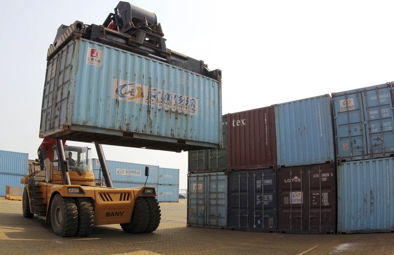 © Reuters. FILE PHOTO: A forklift transfers a shipping container for export at a port in Lianyungang, Jiangsu province May 5, 2014. REUTERS/China Daily/File Photo