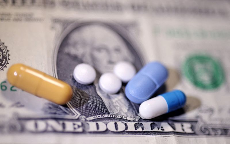 © Reuters. FILE PHOTO: U.S. dollar banknote and medicines are seen in this illustration taken, June 27, 2024. REUTERS/Dado Ruvic/Illustration/File Photo