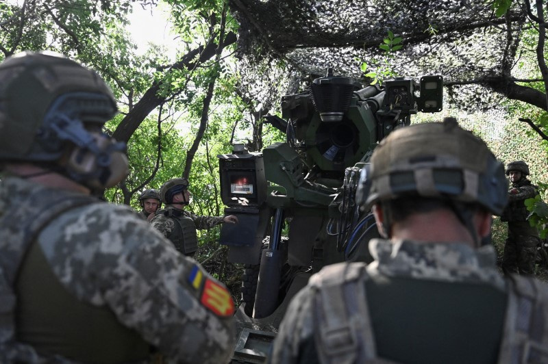 © Reuters. Ukraine servicemen prepare a Caesar self-propelled howitzer to fire towards Russian troops, outside the town of Pokrovsk, amid Russia's attack on Ukraine, in Donetsk region, Ukraine August 13, 2024. REUTERS/Stringer