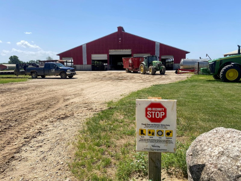 © Reuters. FILE PHOTO: A warning sign is placed at a dairy farm in Martin, Michigan, U.S., June 6, 2024. REUTERS/Tom Polansek/File Photo