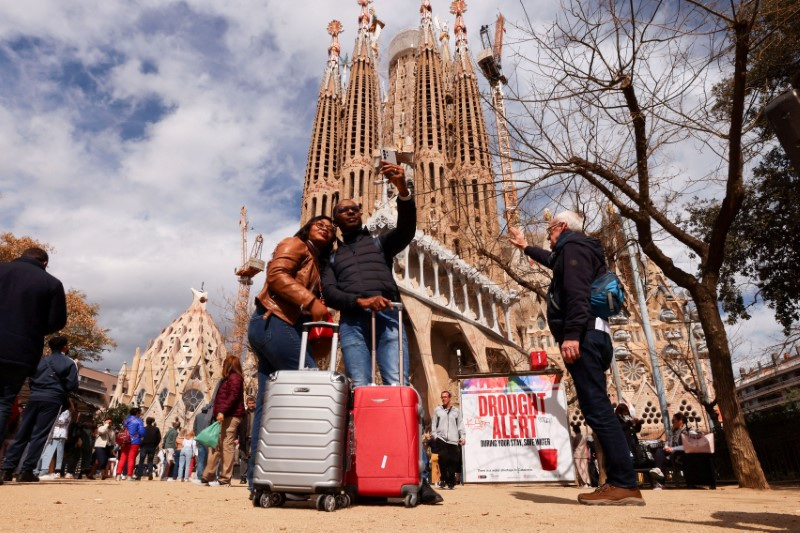 &copy; Reuters. FILE PHOTO: Tourists take a selfie at the Sagrada Familia Basilica in Barcelona, Spain, March 27, 2024. REUTERS/Nacho Doce/File Photo