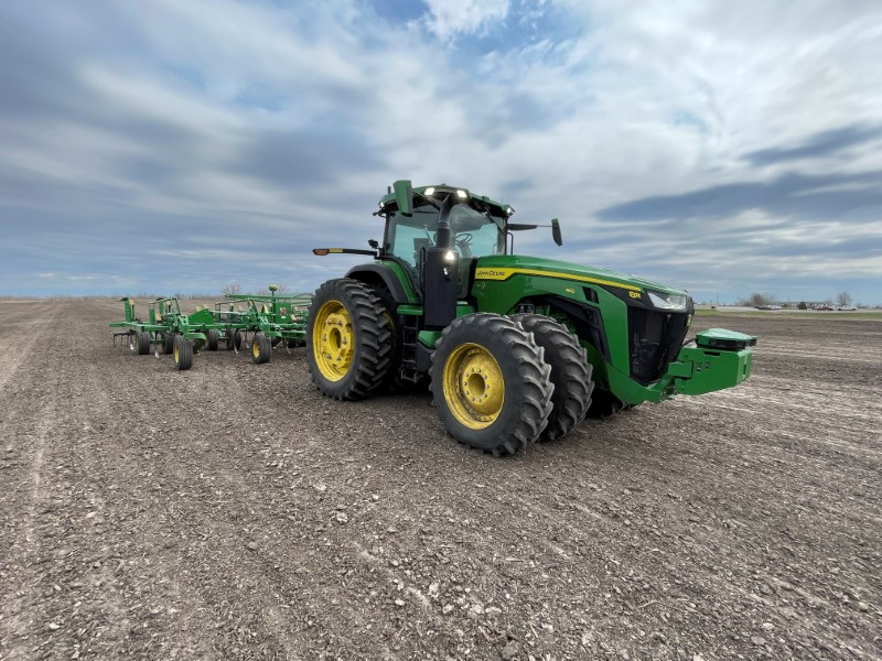 &copy; Reuters. Deere & Co. 8R autonomous tractor is pictured at Jensen Test Farm in Bondurant, Iowa, U.S., April 28, 2022. REUTERS/Bianca Flowers/ File Photo