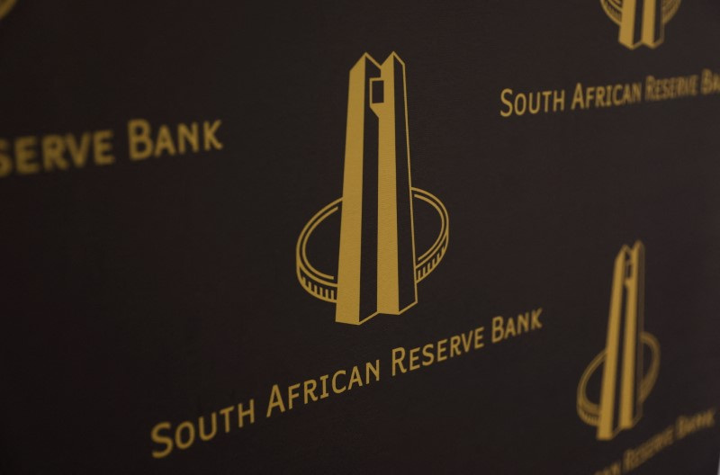 © Reuters. FILE PHOTO: The logo of South Africa's central reserve bank is seen during the delivery of a keynote address by South Africa's central bank governor, Lesetja Kganyago, at the University of the Witwatersrand in Johannesburg, South Africa, November 1, 2022. REUTERS/Siphiwe Sibeko/File Photo