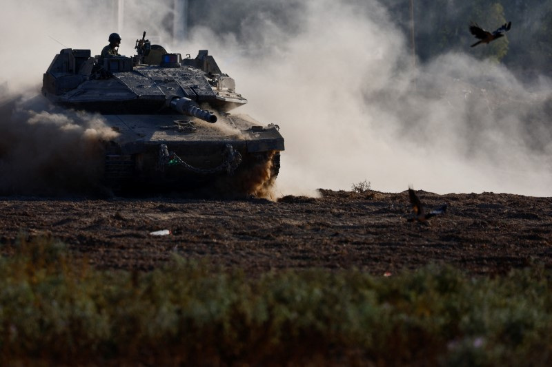 © Reuters. An Israeli tank manouvers near the Israel-Gaza border, amid the ongoing conflict between Israel and Hamas, in Israel, August 14, 2024. REUTERS/Amir Cohen/File Photo