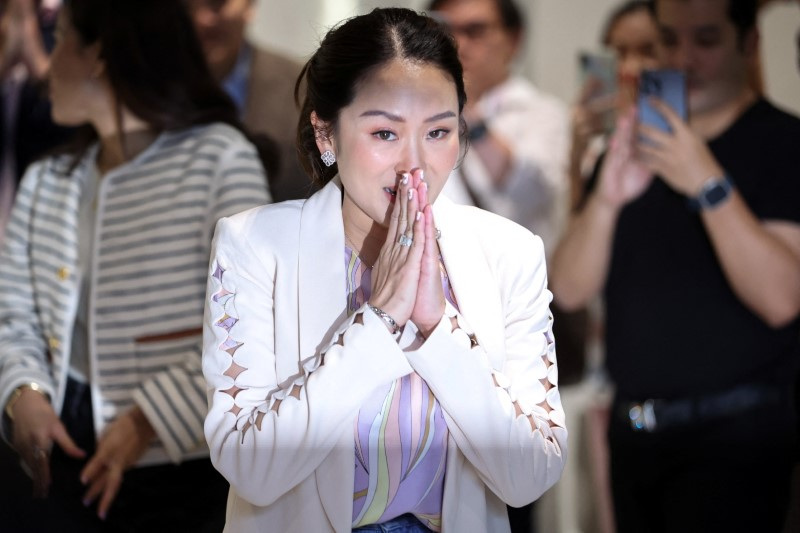 © Reuters. Pheu Thai's prime ministerial candidate, Paetongtarn Shinawatra, attends a birthday celebration held by red shirt supporters, a day ahead of her father, former Prime Minister Thaksin Shinawatra, coming home from self-exile, at the party headquarter in Bangkok, Thailand, August 21, 2023. REUTERS/Athit Perawongmetha/File Photo