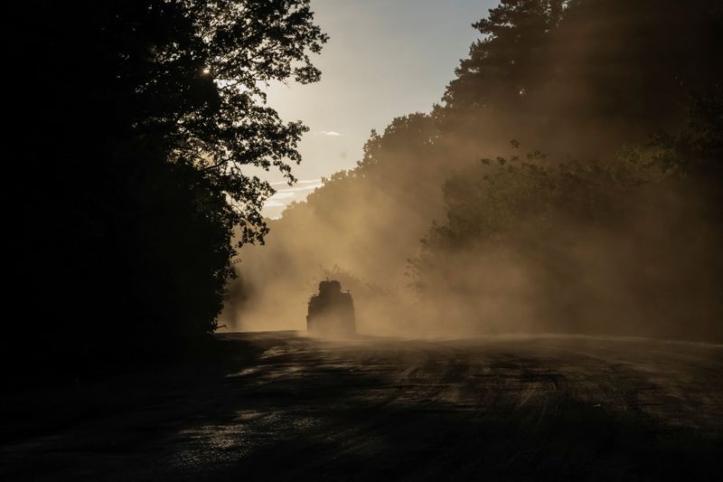 © Reuters. Ukrainian servicemen ride a military vehicle, amid Russia's attack on Ukraine, near the Russian border in Sumy region, Ukraine August 14, 2024. REUTERS/Viacheslav Ratynskyi/File Photo