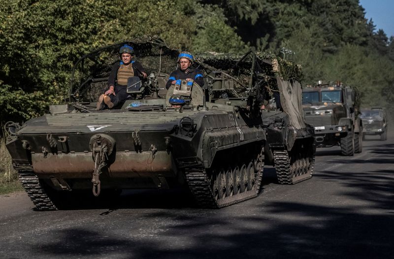 © Reuters. Ukrainian servicemen ride an armoured personnel carrier, amid Russia's attack on Ukraine, near the Russian border in Sumy region, Ukraine August 14, 2024. REUTERS/Viacheslav Ratynskyi/File Photo