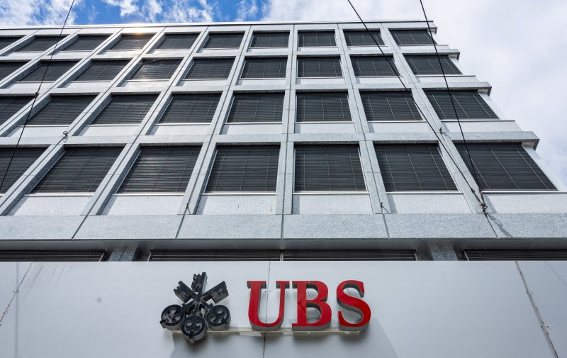 © Reuters. FILE PHOTO: A UBS logo is pictured on the branch of the Swiss bank in Lucerne, Switzerland, June 14, 2024.  REUTERS/Denis Balibouse/File Photo