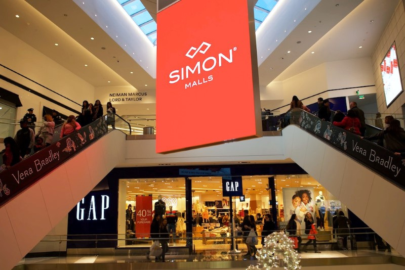 © Reuters. FILE PHOTO: Shoppers ascend and descend escalators at the King of Prussia Mall, owned by Simon Property Group, United State's largest retail shopping space, in King of Prussia, Pennsylvania, U.S., December 8, 2018. Picture taken December 8, 2018. REUTERS/Mark Makela/File Photo