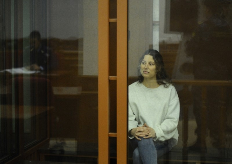 &copy; Reuters. Russian-American dual citizen Ksenia Karelina, accused of treason for making a donation to a charity supporting Ukraine, attends a court hearing in Yekaterinburg, Russia August 15, 2024. REUTERS/Dmitry Chasovitin