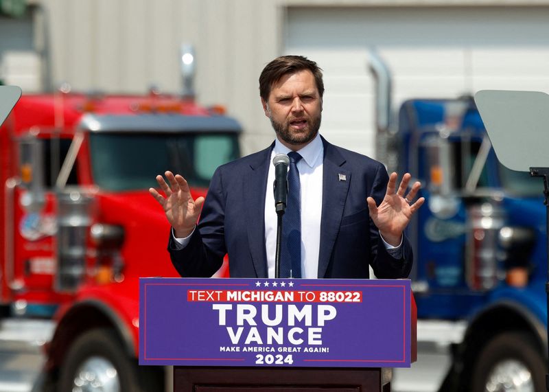 © Reuters. Republican vice presidential nominee Senator JD Vance speaks to supporters during a campaign stop in Byron Center, Michigan, U.S., August 14, 2024.  REUTERS/Rebecca Cook/File Photo