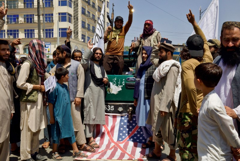 &copy; Reuters. Membros do Taliban e apoiadores celebram três anos de governo no Afeganistãon 14/8/2024    REUTERS/Sayed Hassib