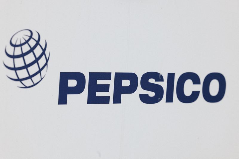 © Reuters. FILE PHOTO: The PepsiCo logo is seen outside a factory in Leicester, Britain, August 14, 2024. REUTERS/Hollie Adams/File Photo