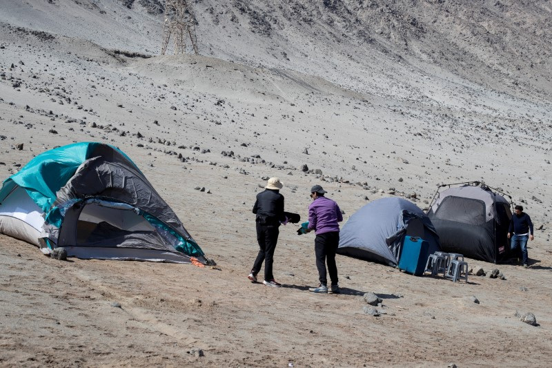 © Reuters. Workers on strike from BHP's Escondida copper mine, camp outside 'Coloso' port owned by the copper company, in Antofagasta, Chile August 14, 2024. REUTERS/Cristian Rudolffi