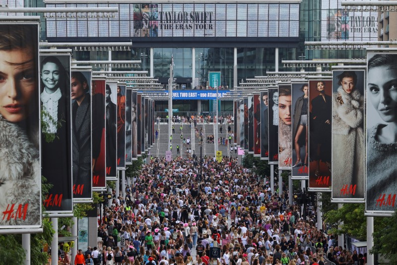 © Reuters. Fans make their way towards Wembley Stadium for a Taylor Swift concert, following the cancellation of three Taylor Swift concerts in Vienna because of a planned attack, in London, Britain, August 15, 2024.  REUTERS/Toby Melville